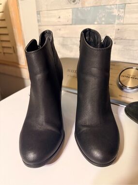Michael Michael Kors Ginnie Black Ankle Booties Block Heel Side Zip Women’s sz 8